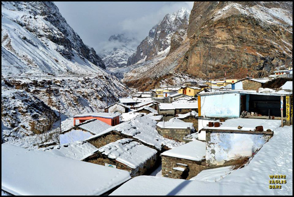 Amazing view of buildings in Badrinath in snow