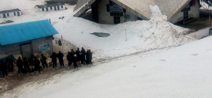 Army Jawans Clearing Snow at Hemkund Sahib