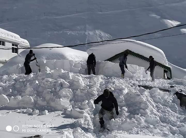 Workers of Woodstone Company trying to remove the snow