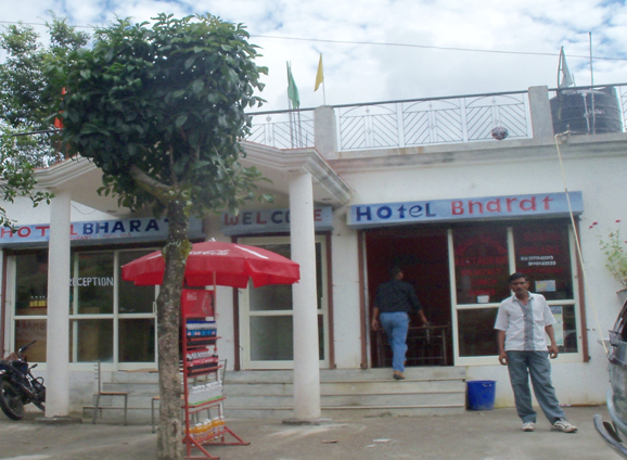 Hotel Bharat, Phata