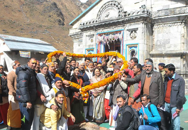 Harish Rawat Meet Committees of Badrinath and Kedarnath Shrines