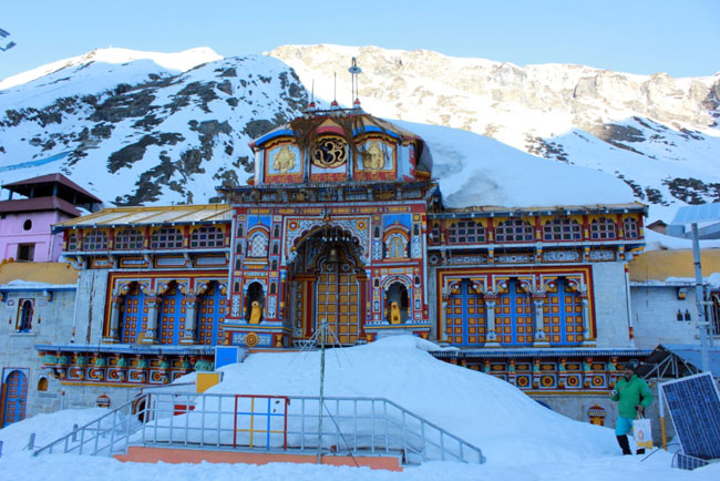 Snow Spell in Kedarnath, Badrinath Shrines