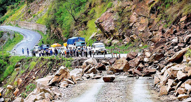 Rain brings Kedarnath Yatra to a standstill for three hours