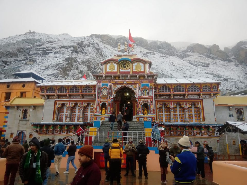 Snowfall in Badrishpuri Fascinated Tourists