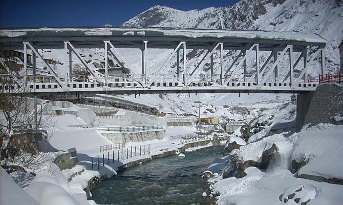 Snowfall in Badrishpuri fascinated tourists