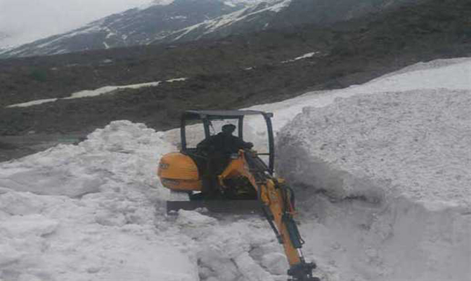 Kedarnath walking route blocked by Iceberg