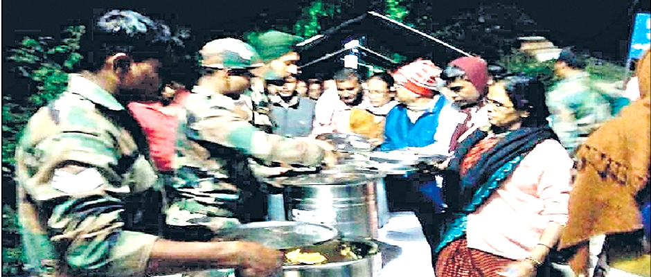Army Jawans helping pilgrims at Vishnuprayag
